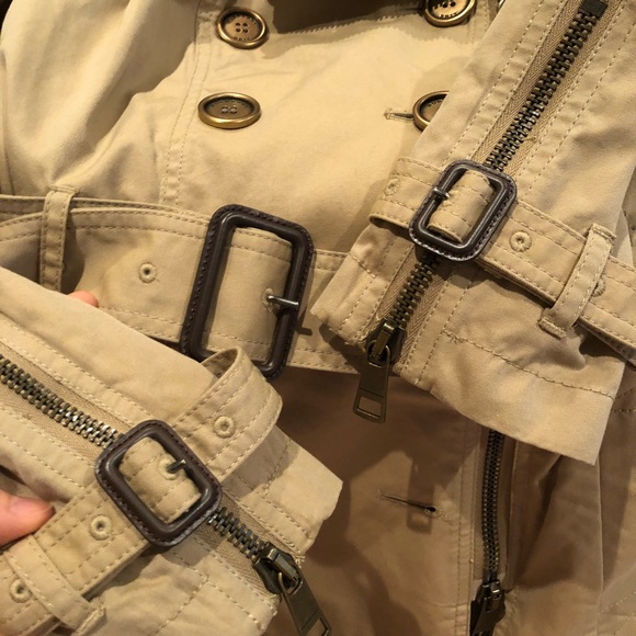 ⛔️ SOLD ⛔️ Burberry Short Trench - Picture 4 of 7